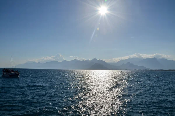 Excursión Barco Turístico Contra Cordillera Mar Mediterráneo Antalya Turquía — Foto de Stock