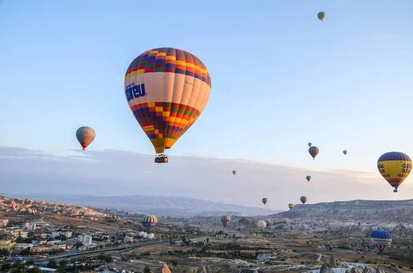 Goreme Turkey Október 2018 Színes Hőlégballon Repül Sziklák Völgyek Táj — Stock Fotó