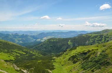 Yeşil güneşli tepeler ve dağlardan oluşan güzel bir manzara. Seyahat konsepti. Yazın Karpat Dağları. Doğanın güzelliği. Yürüyüş hedefi.
