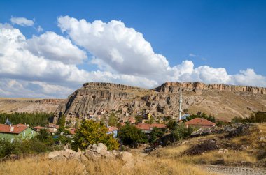 Türkiye 'nin Kapadokya kentindeki Kayalık Ihlara Vadisi' nde yer alan Selime köyünün kırmızı kiremitli çatıları.