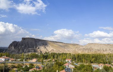Türkiye 'nin Kapadokya kentindeki Kayalık Ihlara Vadisi' nde yer alan Selime köyünün kırmızı kiremitli çatıları.
