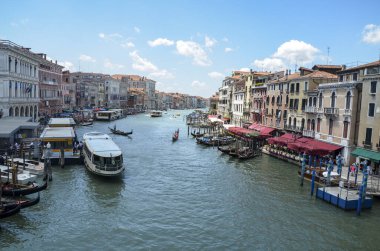 Venedik, İtalya - 29 Haziran 2017: Venedik, İtalya 'nın en ünlü şehirlerinden birinde, Rialto Köprüsü' nden gondollara ve turistik teknelere