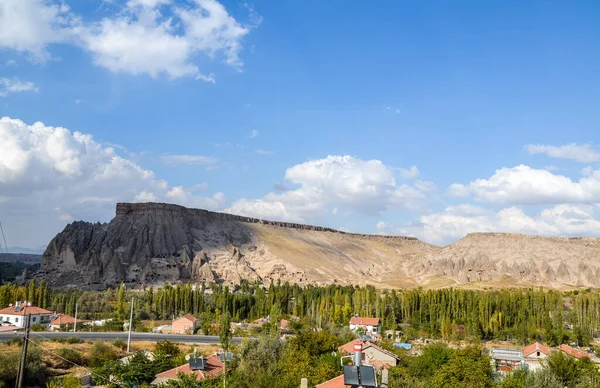 Türkiye 'nin Kapadokya kentindeki Kayalık Ihlara Vadisi' nde yer alan Selime köyünün kırmızı kiremitli çatıları.