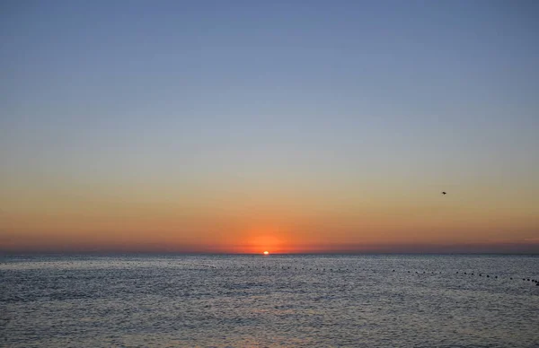 Idyllische Szenerie Von Sonnenaufgang Horizont Rotem Himmel Und Blauem Meer — Stockfoto