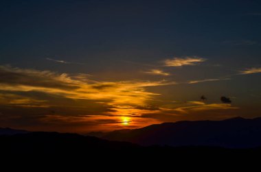 Gün batımında dağ manzarasının panoramik görüntüsü. Dağ siluetleri. Kemer yakınlarındaki Tahtali Dağı 'ndan Taurus Dağları' na, Türkiye
