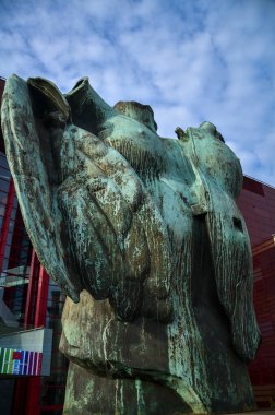 KRAKOW, POLAND - 14 ARALIK 2014: Polonya 'nın Krakow kentinde operanın önünde duran Eros' un heykeli