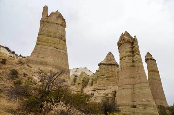 카파도 계곡에 석회암 암석은 굴뚝을 — 스톡 사진