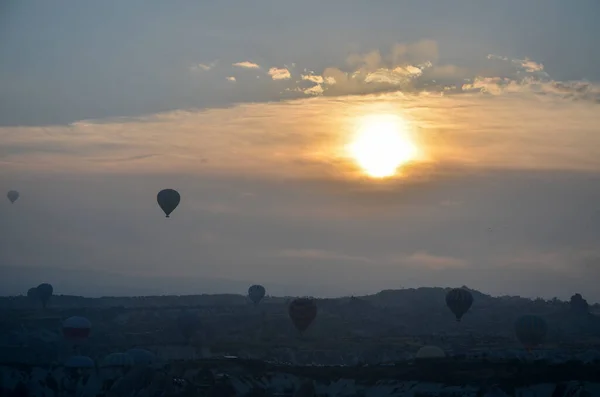 Színes Hőlégballonok Repülnek Hegyek Táján Völgy Cappadociában Napkelte Égboltján Ködös — Stock Fotó