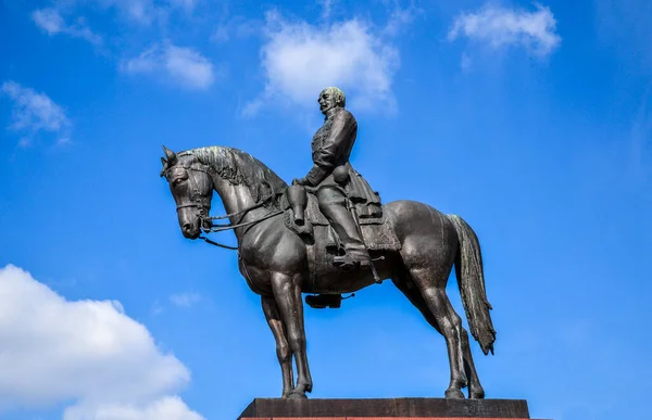 Estatua Bronce Del Líder Militar Húngaro Artur Gorgey Parque Cerca —  Fotos de Stock