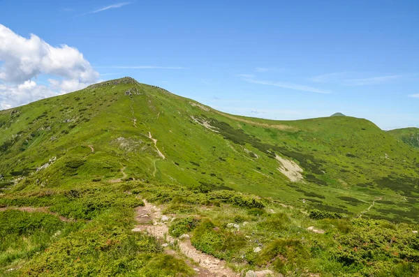 Pintoresco Paisaje Montaña Verano Con Verdes Montañas Los Cárpatos Cielo —  Fotos de Stock