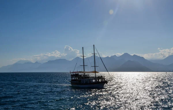 Piacere Yacht Turistico Nel Mar Mediterraneo Sul Retro Alte Montagne — Foto Stock