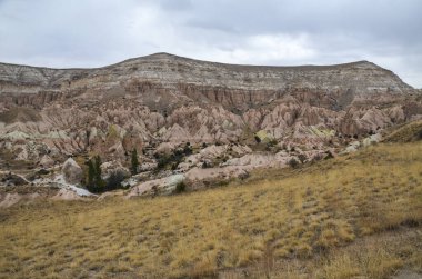 Volkanik tüf taşı ile doğal Vadisi Göreme Kapadokya, Türkiye'nin İç Anadolu bölgesi içinde kayalar. Trekking için popüler turizm Türkiye'de.
