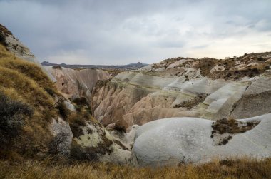 Volkanik tüf taşı ile doğal Vadisi Göreme Kapadokya, Türkiye'nin İç Anadolu bölgesi içinde kayalar. Trekking için popüler turizm Türkiye'de.