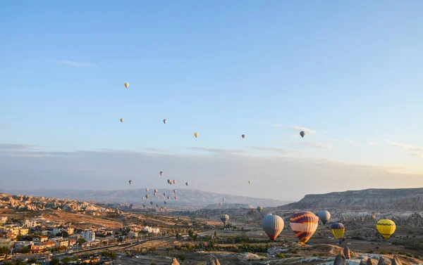 Palloncini Aria Calda Colori Che Volano All Alba Sulle Formazioni — Foto Stock