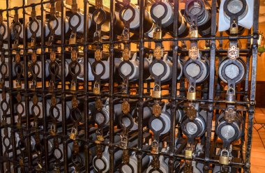 MUNİK, GERMANY - 24 Eylül 2013: Münih Almanya 'nın en popüler Hofbrauhaus birahanesinde özel bira bardakları