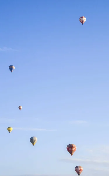 Goreme Turkey Október 2018 Színes Hőlégballonok Repülő Sziklák Völgyi Táj — Stock Fotó