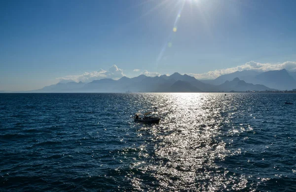 Escursione Barca Turistica Contro Catena Montuosa Nel Mar Mediterraneo Antalya — Foto Stock