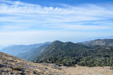 Lübnan sedir ve taş vadileri, Türkiye 'nin Antalya ilçesi yakınlarındaki Antalya Dağı veya Tahtali Dag yakınlarında Lycian yolunun dağ manzarası