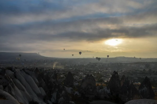 Színes Hőlégballonok Repülnek Hegyek Táján Völgy Cappadociában Napkelte Égboltján Ködös — Stock Fotó