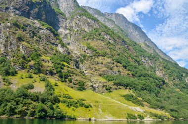 Norveç, İskandinavya 'daki dağlar ve fiyortlar. Turizm tatili ve seyahat. 