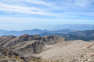 Vahşi dağlar. Taurus Dağları 'nın kayaları ve çam ağaçları. Lycian tarzı. Türkiye 'de güzel doğa