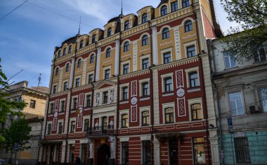 KYIV, UKRAINE - 27 Nisan 2014: Podil, Kyiv, Ukrayna 'nın tarihi ilçesinin sokakları ve binaları. Eski şehrin mimarisi.