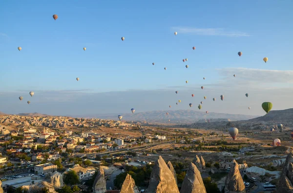 Palloni Aerostatici Colorati Che Sorvolano Valle Formazioni Rocciose Con Camini — Foto Stock