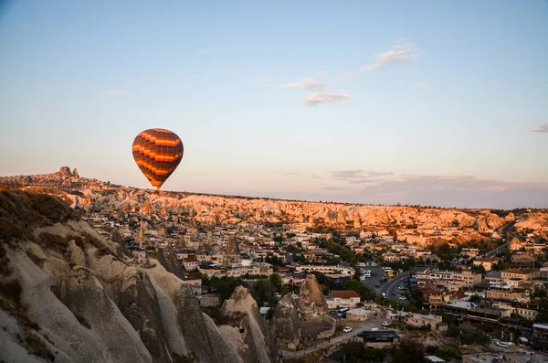 Palloni Aerostatici Colorati Che Sorvolano Valle Formazioni Rocciose Con Camini — Foto Stock