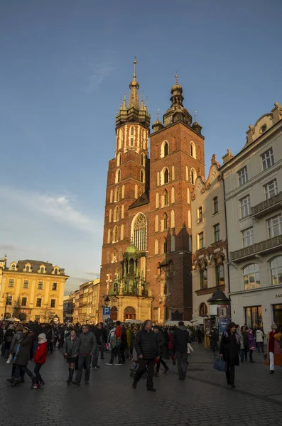 Krakow Polska Grudzień 2014 Ludzie Chodzą Przed Kościołem Mariackim Rynku — Zdjęcie stockowe