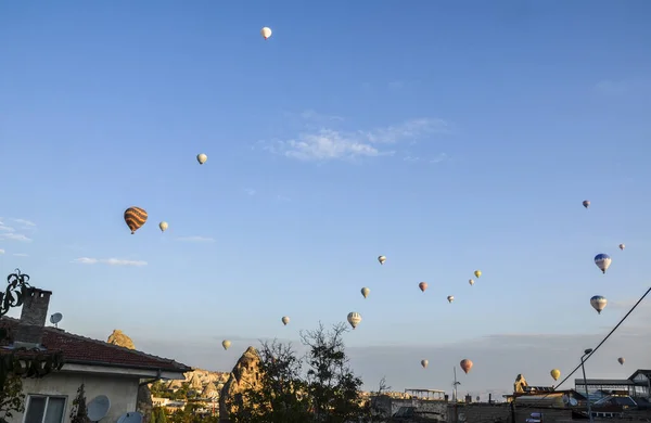 Palloni Aerostatici Che Sorvolano Spettacolare Paesaggio Roccioso All Alba Cappadocia — Foto Stock