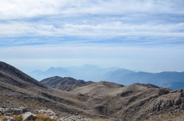 Vahşi dağlar. Taurus Dağları 'nın kayaları ve çam ağaçları. Lycian tarzı. Türkiye 'de güzel doğa