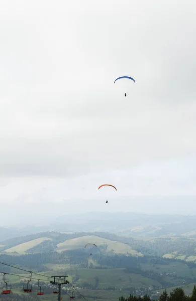 Een Man Vliegt Een Paraglider Wolken Mist Zomer Sport Actieve — Stockfoto