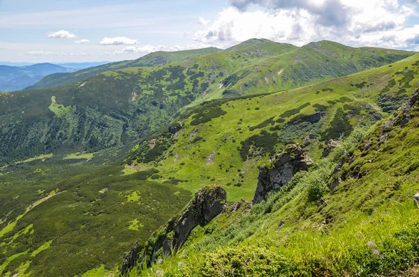Scharfe Felstürme Des Berges Shpytsi Auf Einem Grünen Hügel Malerische — Stockfoto