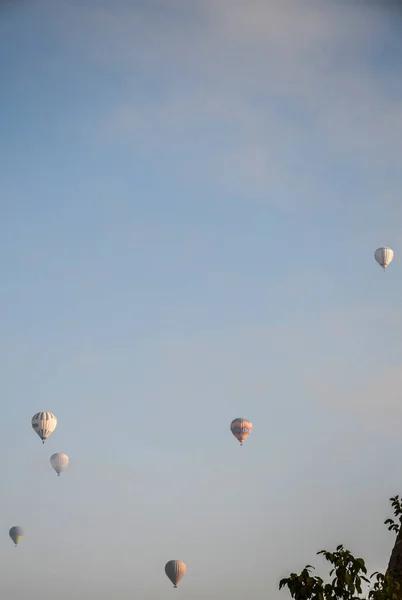Napkeltekor Hőlégballonok Röpködnek Látványos Sziklás Táj Felett Cappadocia Törökország — Stock Fotó