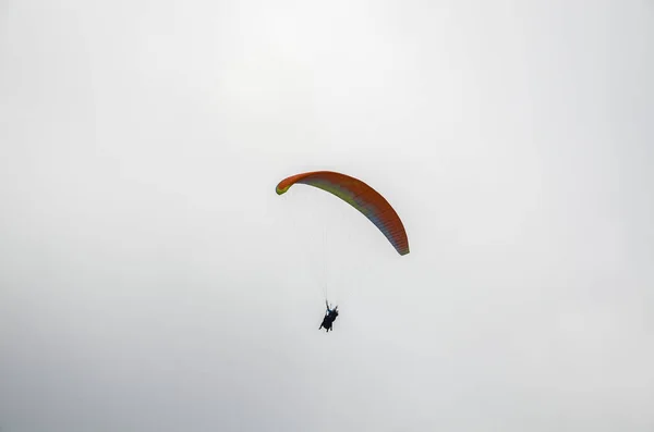 Silhueta Parapente Voando Céu Nebuloso Nas Montanhas Dos Cárpatos Turismo — Fotografia de Stock