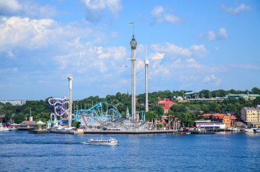 STOCKHOLM, SWEDEN - 22 Temmuz 2014: Curgarden Adası Stockholm 'de atlıkarıncalı ve turlu Grona Lund eğlence parkı manzarası