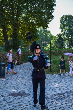 OSLO, NORway - 23 Temmuz 2014: Norveç 'in başkenti Oslo' da kraliyet sarayında muhafızları değiştiren geleneksel üniformalı kraliyet muhafızı