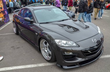 Mazda RX-8, bir spor araba, arka koltuklara erişim sağlayan arka menteşeli kapılar ve benzersiz serbest stil kapısı için öne çıkıyor.