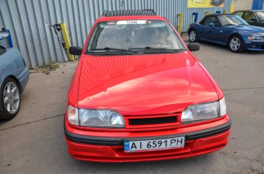 Parlak kırmızı Ford Sierra steyşın vagon, belirgin mavi, çok dilli alaşımlı tekerlekler, fabrika tasarımından belirgin bir modifikasyon