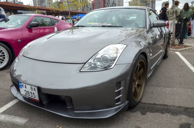 Son derece modifiye edilmiş Nissan 350Z iki kapılı spor coupe geniş gövde kiti geniş arka kanat ve düşük duruşlu özel tekerlekler, bunlar popüler piyasa değişiklikleri. 