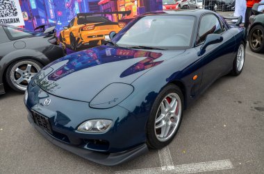 Üçüncü nesil Mazda RX-7, iki kapılı spor araba gösterişli, aerodinamik biyolojik tasarımı ve ikonik farları ile kutlandı.