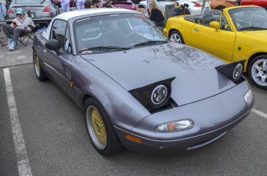 Mazda Miata hafif roadster, çekici farları ile anında simge haline geldi, klasik İngiliz roadster konseptini Japon güvenilirliğiyle canlandırdı.