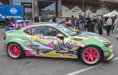 Son derece özelleştirilmiş Subaru BRZ göz alıcı, soyut sanat üniformasını yeşil, pembe, sarı ve siyah renklerin dinamik karışımıyla sergiliyor.