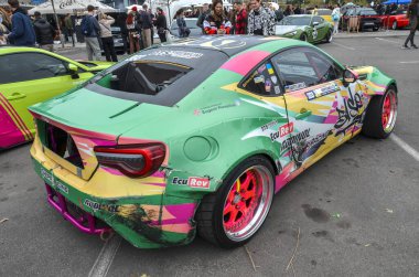 Son derece özelleştirilmiş Subaru BRZ göz alıcı, soyut sanat üniformasını yeşil, pembe, sarı ve siyah renklerin dinamik karışımıyla sergiliyor.