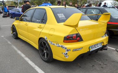 Çarpıcı sarı Mitsubishi Lancer Evrimi saldırgan ve performans odaklı tasarımını gözler önüne seriyor