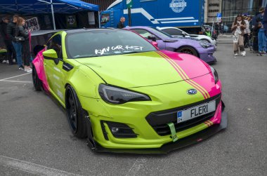 Son derece kişiselleştirilmiş Subaru BRZ spor arabası koyu ve eşsiz iki tonluk yeşil ve sıcak pembe boya şemasını sergiliyor.
