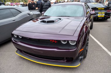 Koyu mor güçlü Dodge Challenger ikonik Amerikan otomobili modern teknoloji ve klasik kaslı araba mirasının mükemmel bir karışımını sunuyor.