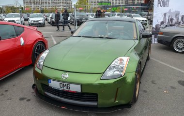 Parlak yeşil Nissan 350Z iki kapı, iki koltuklu spor araba eski Z arabalarını anımsatan parlak, süpürülmüş bir tasarım.