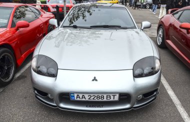 Gümüş Mitsubishi 3000GT parlak, fütüristik tasarımıyla tanınan projektör lambaları, sabit ön tampon ve yan havalandırmalar ile değiştirildi.