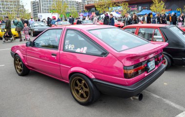 Çarpıcı pembe Toyota AE86 hafif farlı, arkadan çekişli spor arabası sürüklenen kültürde çevik ve popülerliğiyle tanınıyor.